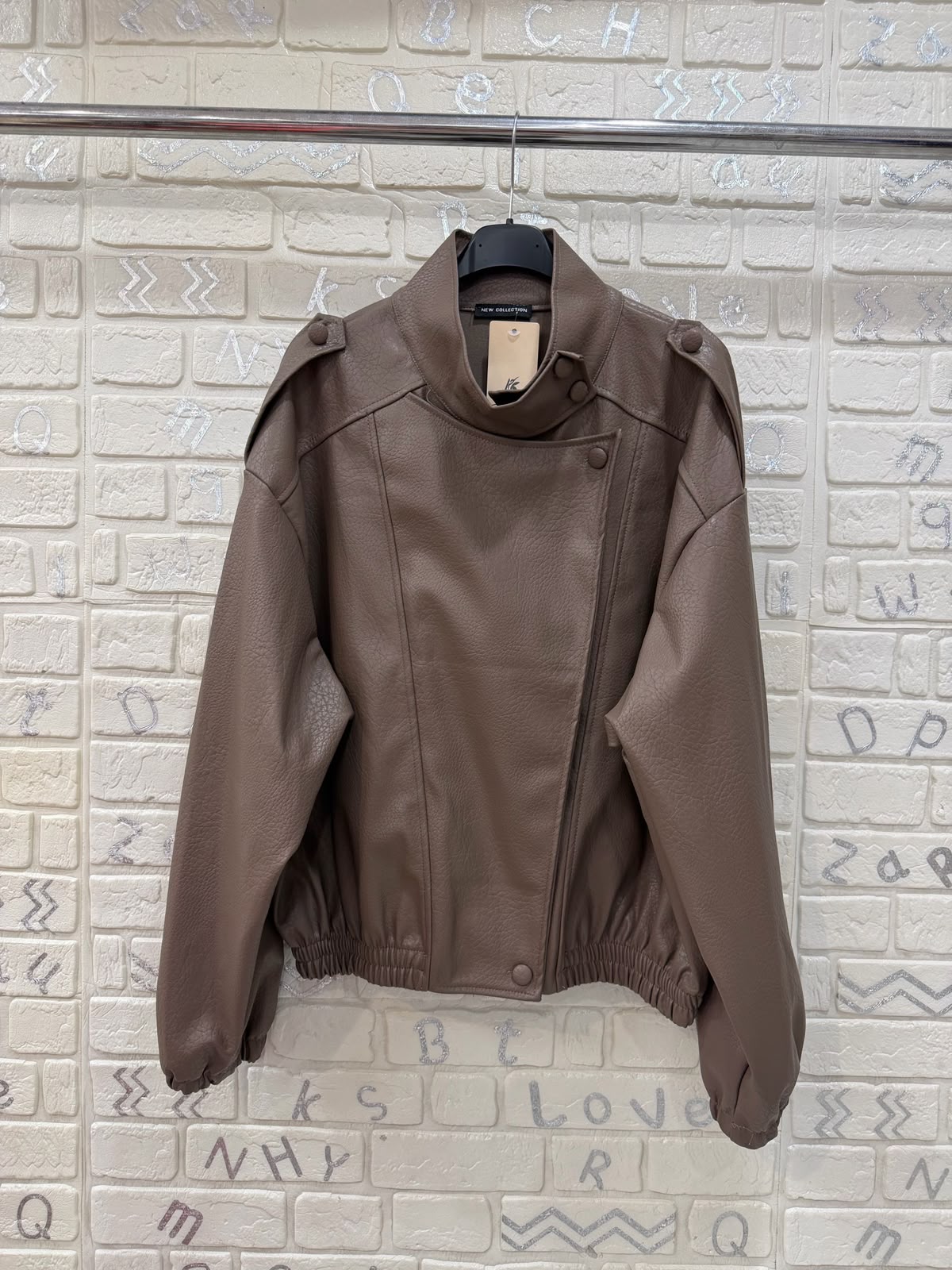 Giacca Donna in Ecopelle con Collo Alto e Vestibilità Oversize