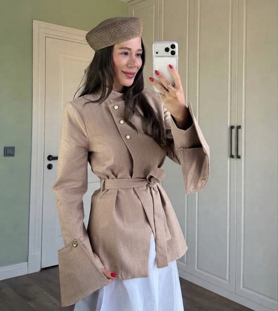 Giacca Donna Elegante con Cintura e Bottoni Gioiello
