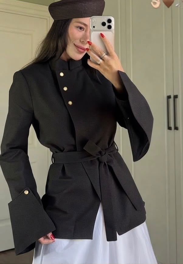 Giacca Donna Elegante con Cintura e Bottoni Gioiello