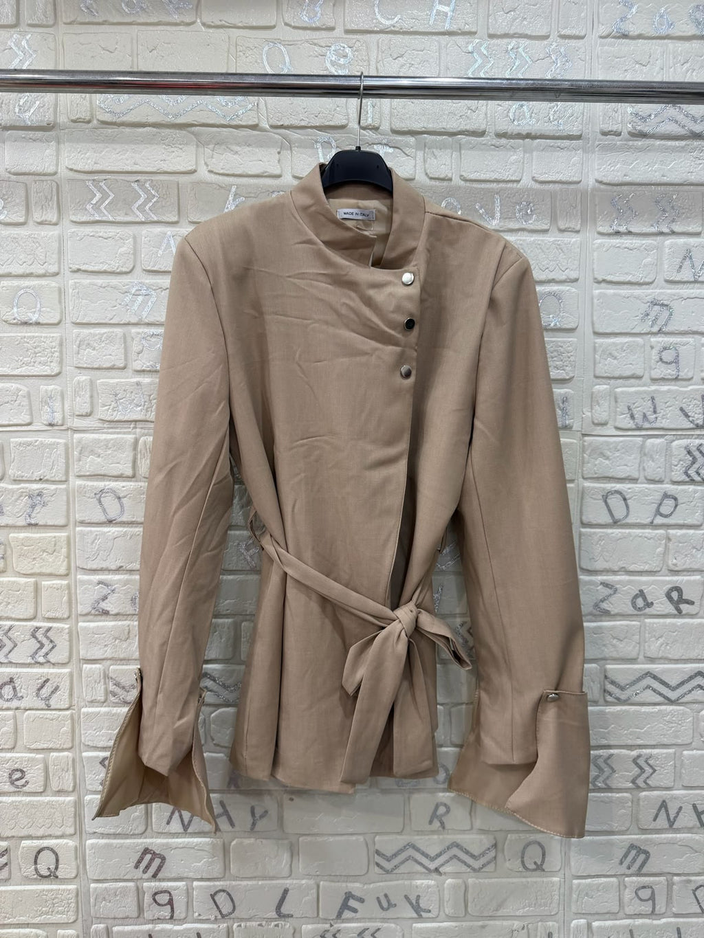 Giacca Donna Elegante con Cintura e Bottoni Gioiello