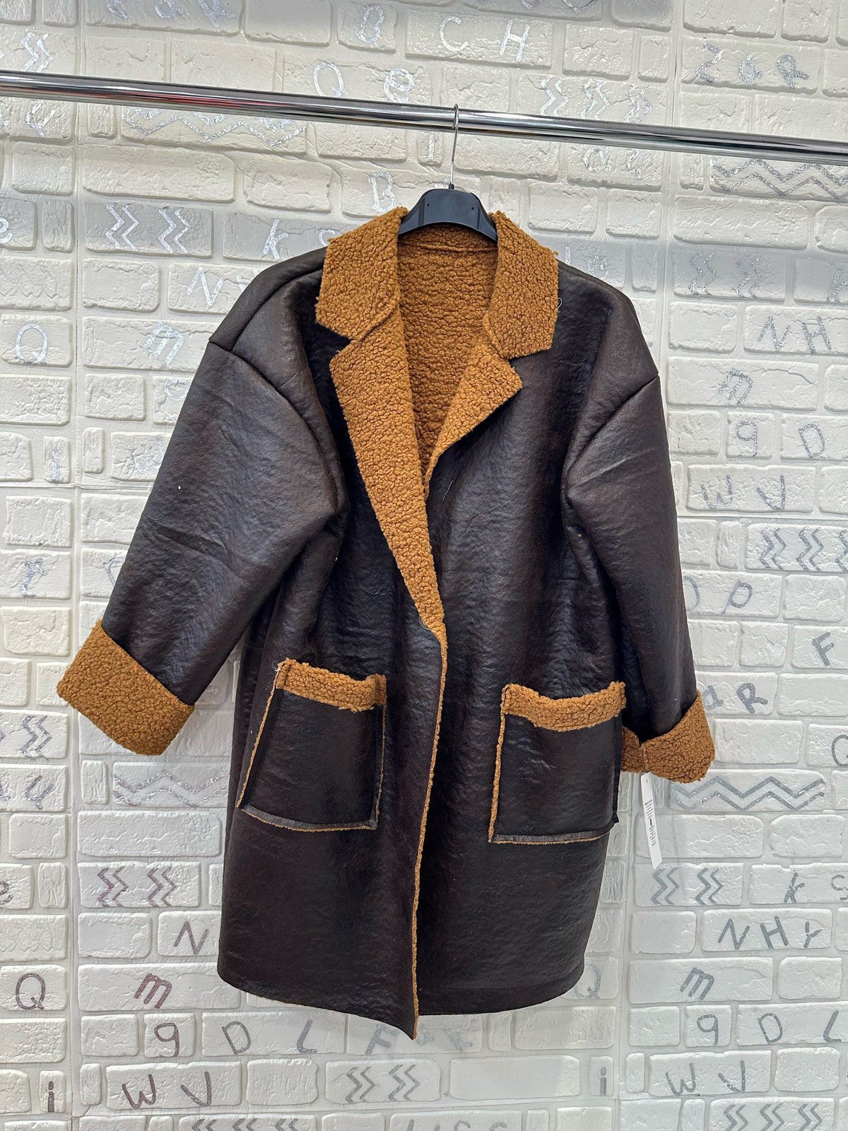 Cappotto corto in ecopelle con interno peluche – taglia unica