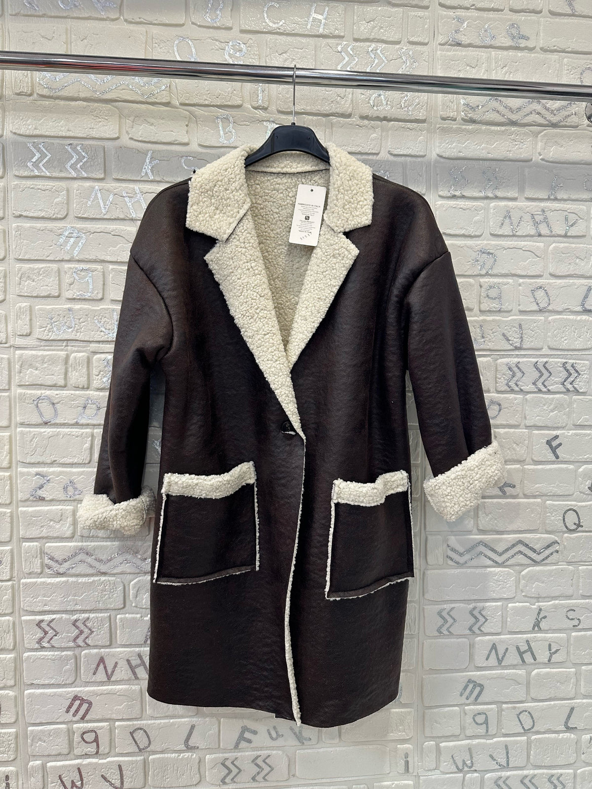 Cappotto corto in ecopelle con interno peluche – taglia unica