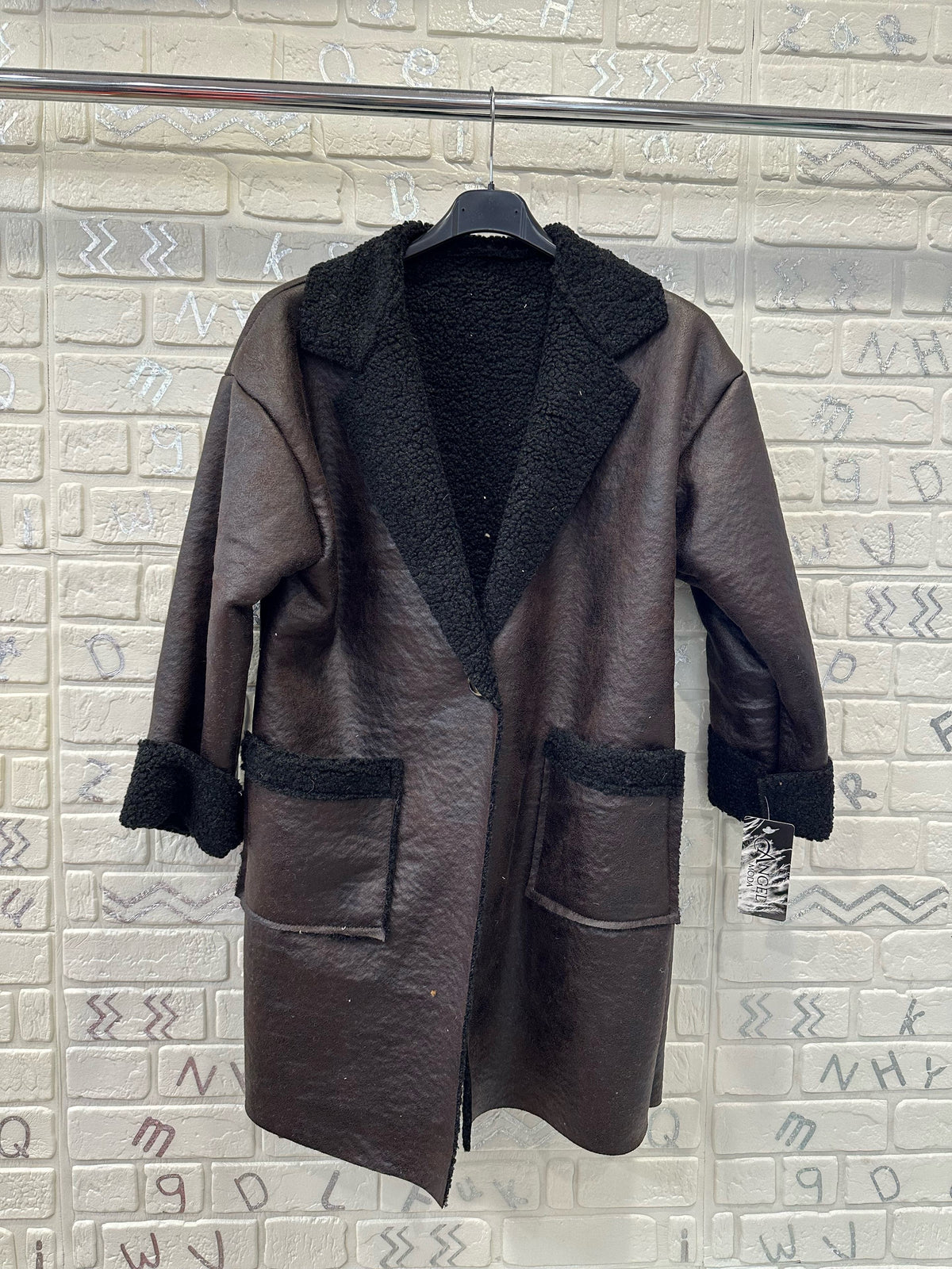 Cappotto corto in ecopelle con interno peluche – taglia unica